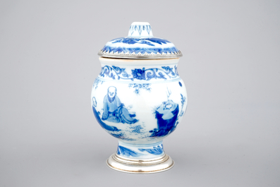 Een blauw-witte Chinees porseleinen mosterdpot met zilveren montuur, Transitie-periode, 17e eeuw