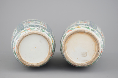 Une paire de vases en porcelaine de Chine famille verte de Canton, 19&egrave;me
