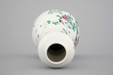 Un vase de forme de poire &eacute;long&eacute;e en porcelaine de Chine famille rose au perroquet branch&eacute;, 19&egrave;me
