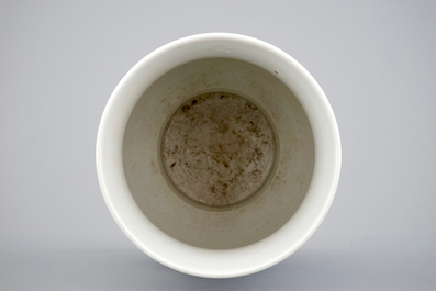 Un vase en porcelaine de Chine bleu et blanc aux guerriers, 19&egrave;me