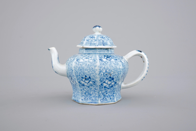Une th&eacute;i&egrave;re en porcelaine de Chine, &eacute;poque Kangxi, ca. 1700