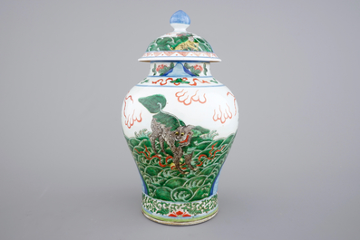 Een Chinese wucai dekselvaas met mythologische dieren, 19e eeuw