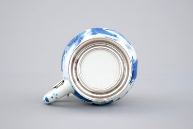 Een blauw-witte Chinees porseleinen mosterdpot met zilveren montuur, Transitie-periode, 17e eeuw