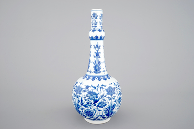 Un vase bouteille en porcelaine de Chine bleu et blanc au d&eacute;cor floral, &eacute;poque Transition, 17&egrave;me