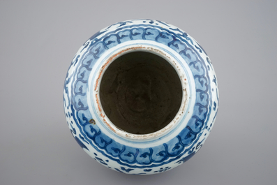 Een blauw-witte Chinese vaas met "Honderd kraanvogels" motief, Ming Dynastie