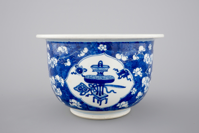A blue and white Chinese porcelain flower bowl, Kangxi, ca. 1700
