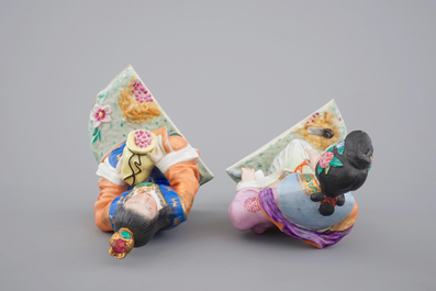 A fine Chinese porcelain figural group on a wooden stand, 20th C