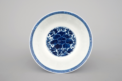A Chinese blue and white porcelain lotus scroll bowl, 19/20th C.