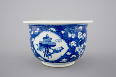 A blue and white Chinese porcelain flower bowl, Kangxi, ca. 1700