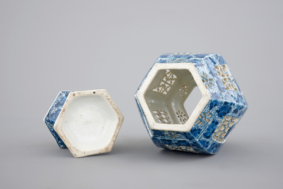 A Chinese blue and white open-worked or pierced porcelain lantern, 19/20th C.