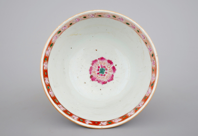 A Chinese famille rose porcelain bowl with lotus decoration, 18/19th C