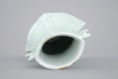 A monochrome Chinese porcelain vase with bat-shaped handles on stand, 19/20th C.