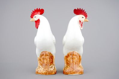 A pair of Chinese porcelain models of cockerels, 19th C.