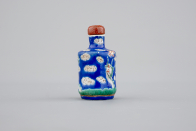 A Chinese enameled porcelain snuff bottle with a dragon, 19/20th C.