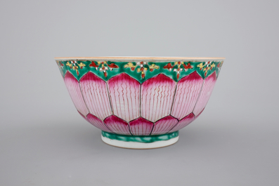A Chinese famille rose porcelain bowl with lotus decoration, 18/19th C