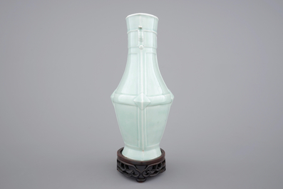 A monochrome Chinese porcelain vase with bat-shaped handles on stand, 19/20th C.