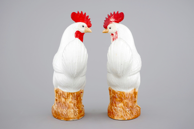 A pair of Chinese porcelain models of cockerels, 19th C.