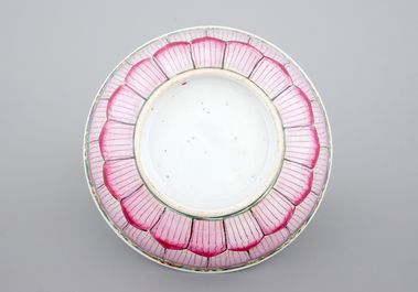 A Chinese famille rose porcelain bowl with lotus decoration, 18/19th C