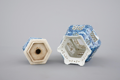 A Chinese blue and white open-worked or pierced porcelain lantern, 19/20th C.