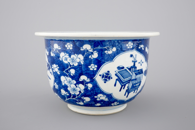 A blue and white Chinese porcelain flower bowl, Kangxi, ca. 1700
