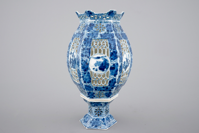 A Chinese blue and white open-worked or pierced porcelain lantern, 19/20th C.