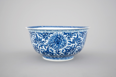 A Chinese blue and white porcelain lotus scroll bowl, 19/20th C.