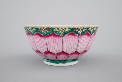 A Chinese famille rose porcelain bowl with lotus decoration, 18/19th C
