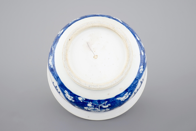A blue and white Chinese porcelain flower bowl, Kangxi, ca. 1700