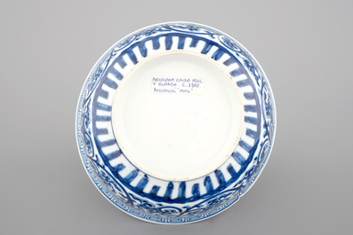 A Chinese blue and white porcelain lotus scroll bowl, 19/20th C.