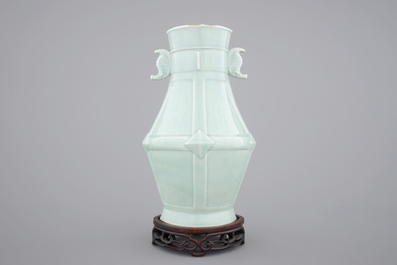 A monochrome Chinese porcelain vase with bat-shaped handles on stand, 19/20th C.