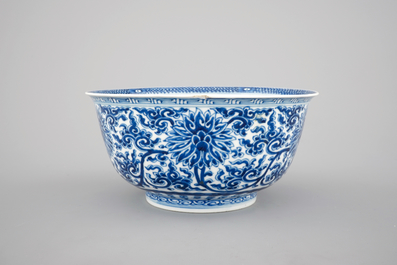 A Chinese blue and white porcelain lotus scroll bowl, 19/20th C.