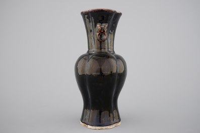 A Chinese monochrome black porcelain vase, 17/18th C