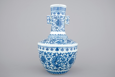 A Chinese blue and white Ming-style porcelain "arrow" vase with lotus scrolls, 19/20th C.