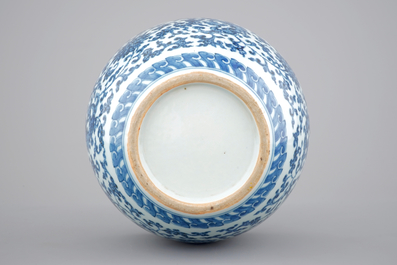 A Chinese blue and white Ming-style porcelain "arrow" vase with lotus scrolls, 19/20th C.