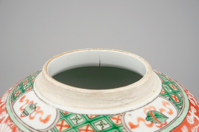 A pair of Chinese famille verte porcelain ginger jars with cover, 19/20th C.