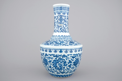 A Chinese blue and white Ming-style porcelain "arrow" vase with lotus scrolls, 19/20th C.
