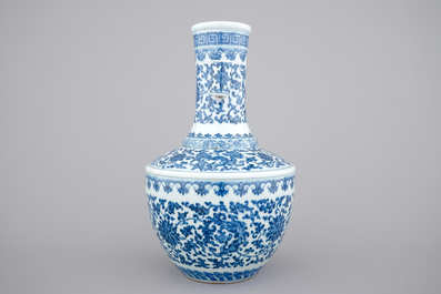 A Chinese blue and white Ming-style porcelain "arrow" vase with lotus scrolls, 19/20th C.