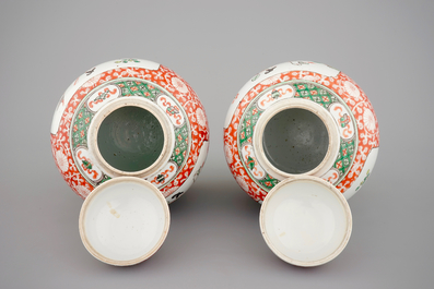 A pair of Chinese famille verte porcelain ginger jars with cover, 19/20th C.