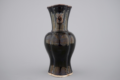 A Chinese monochrome black porcelain vase, 17/18th C
