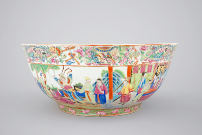 A very fine large Chinese famille rose porcelain Canton bowl, 19th C.