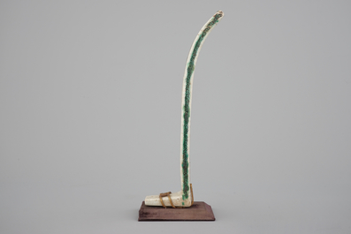 A Chinese famille verte crackle glaze &ldquo;Yang&rdquo; talking stick, 19th C.