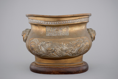 A Chinese bronze jardiniere on wooden stand, 19/20th C.