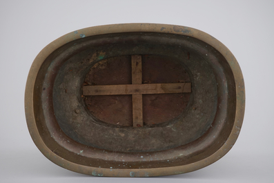 A Chinese bronze jardiniere on wooden stand, 19/20th C.