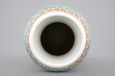 A Chinese famille rose porcelain rouleau vase, 20th C.