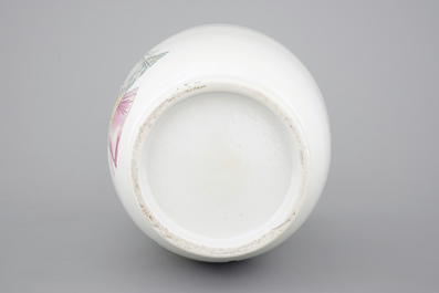 A fine slender Chinese famille rose porcelain vase, 19th C.