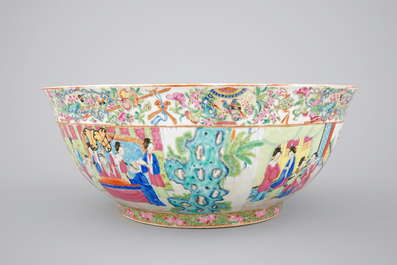 A very fine large Chinese famille rose porcelain Canton bowl, 19th C.