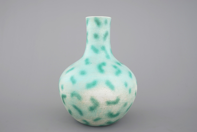 A rare Chinese green-spotted porcelain tianqu ping vase with anhua design of fighting dragons, 19th C.