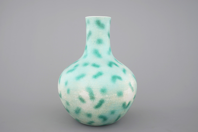 A rare Chinese green-spotted porcelain tianqu ping vase with anhua design of fighting dragons, 19th C.