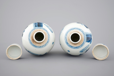 A pair of blue and white Chinese porcelain jars with covers, 19/20th C.