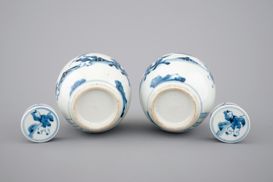 A pair of blue and white Chinese porcelain jars with covers, 19/20th C.